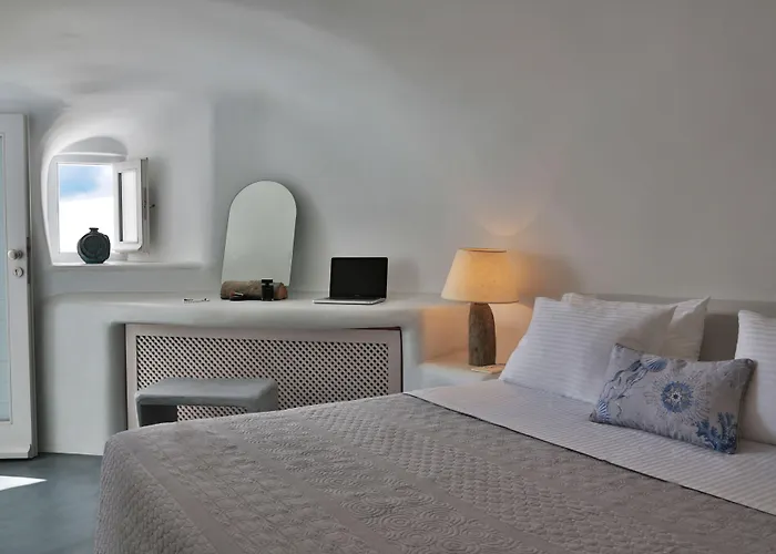 Lava Caves * Oia (Santorini)